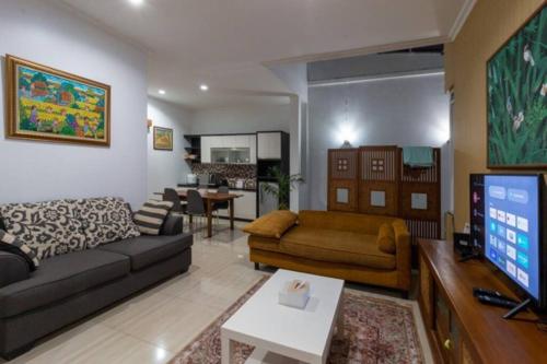 Shared lounge/TV area, Spacious, White-villa Belgareti @Kiara Condong in Sekejati