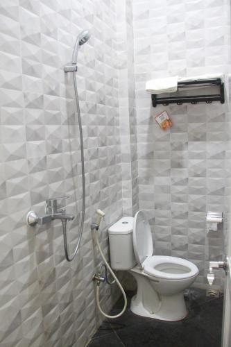 Bathroom, Bu Sepuh GuestHouse in Panawuan