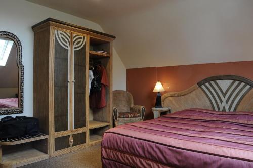 1 queen bed, 1 twin bed