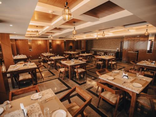 ห้องอาหาร, Clarks Inn Express , Dehradun in เดราดูน