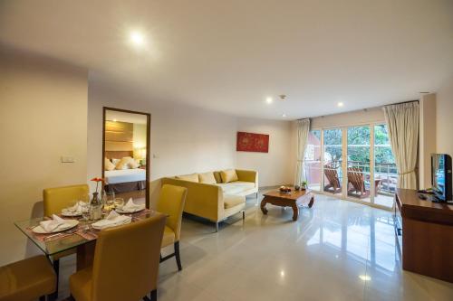 Suite, junior, pool view