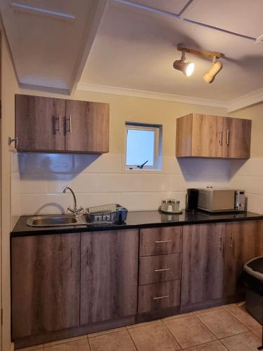 Private Guest Suite with 24hr Electricity, East London in Vincent