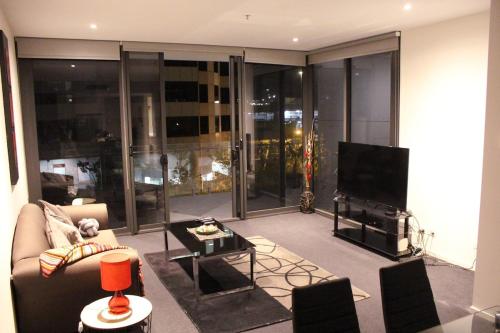 Perfectly Located Modern Apartment - Canberra CBD