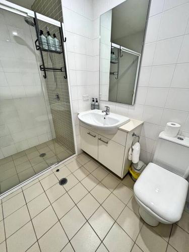Spacious & High in the Skyplaza - 1bd 1bth Apt - image 5