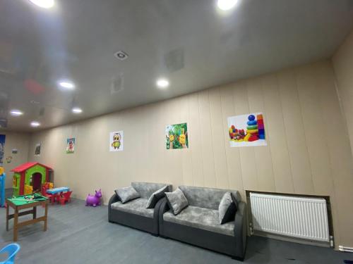 設施, Three Penguins in 巴古里亞尼