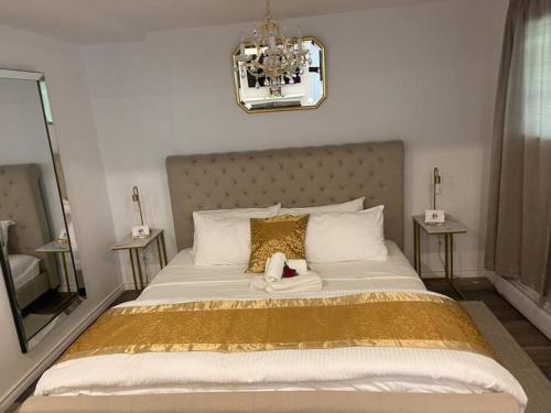 Romantic Golden Spa Suite in Lambton Shores (ON)