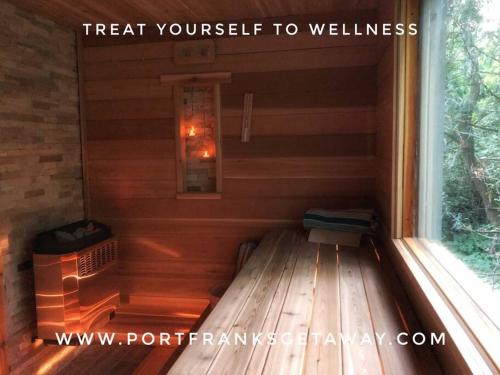 Romantic Golden Spa Suite in Lambton Shores (ON)