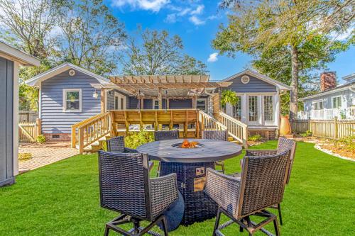 Sweet Tea & Palm Trees (hot tub + backyard oasis)