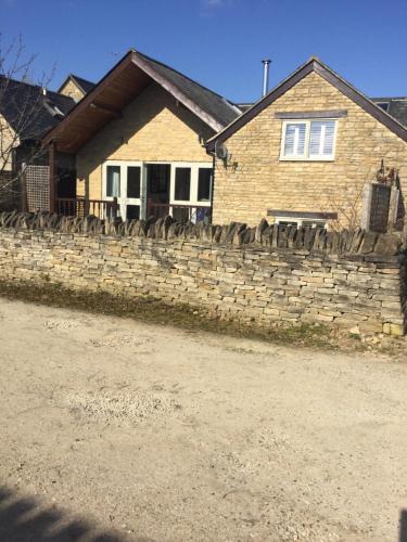 3 BEDROOM 5* BARN CONVERSION COTSWOLDS