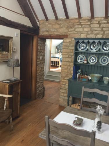 3 BEDROOM 5* BARN CONVERSION COTSWOLDS