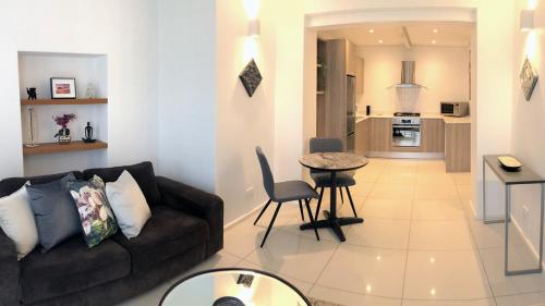 Villa 17 - Spacious Apartment in Green Point