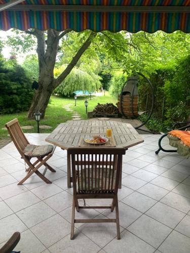 Balkons/terase, Zsuzsa Apartmanház (Zsuzsa Apartmanhaz) in Sukoro
