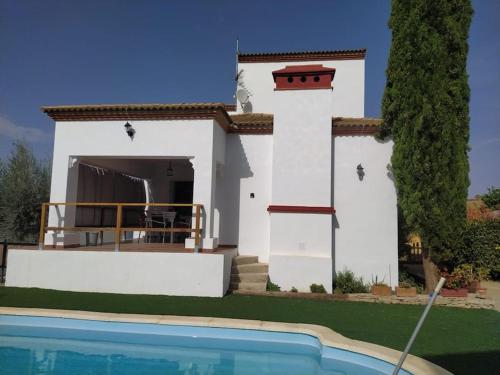 Agradable casa con piscina en la serranía.