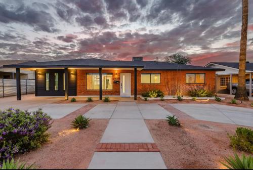 Old Town Scottsdale 5 Bedroom Home with Putting Green