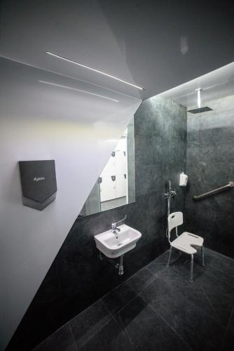 Capsule Single Room image 5