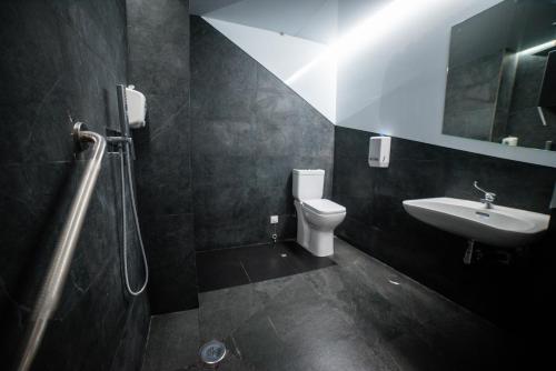 Optimi Rooms Madrid – Madrid, NC