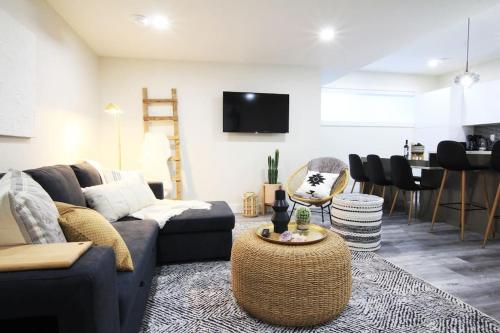 Executive Bsmt Suite, King Bed, 5 min to DT & Whyte Ave, Sleeps 6!, Edmonton