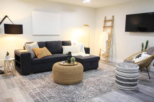 Executive Bsmt Suite, King Bed, 5 min to DT & Whyte Ave, Sleeps 6!, Edmonton (fotografie 8)