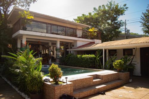 Exterior view, Hostel La Botella de Leche - Tamarindo in Tamarindo