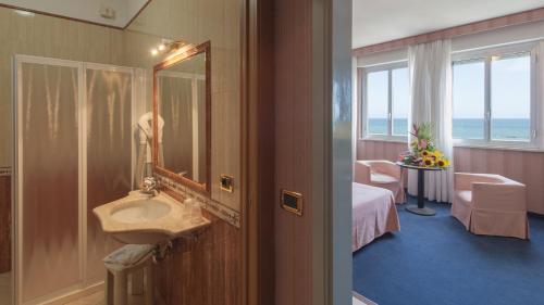 Hotel Esplanade - image 2