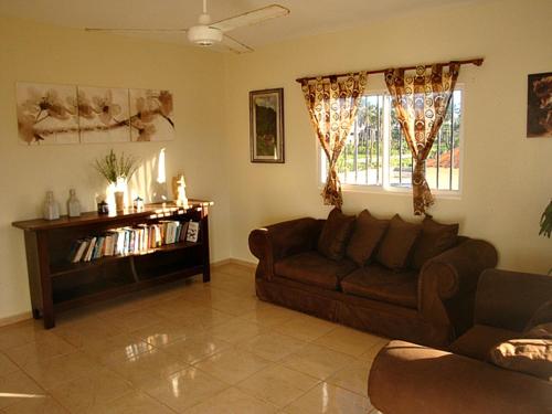 Shared lounge/TV area, El Malecon B&B Hotel in Cabrera