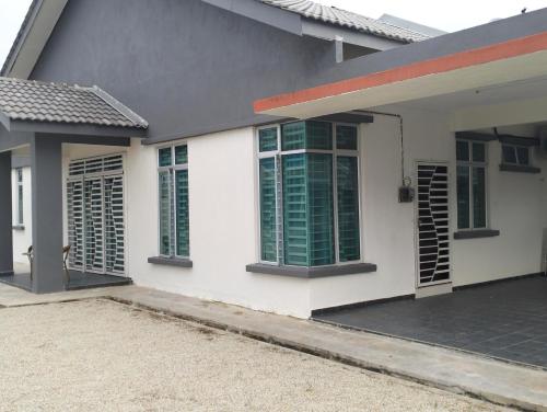 Exterior view, D'Sara Homestay Fully Furnished 3 bedrooms All Aircond 2 miles centre in Kampung Bukit Kuang