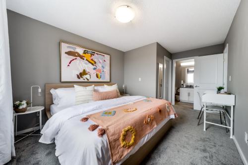 Peaceful Oasis Condo, AC, Top Floor, Secure UG Parking, Balcony, King Bed!, Edmonton, Alberta