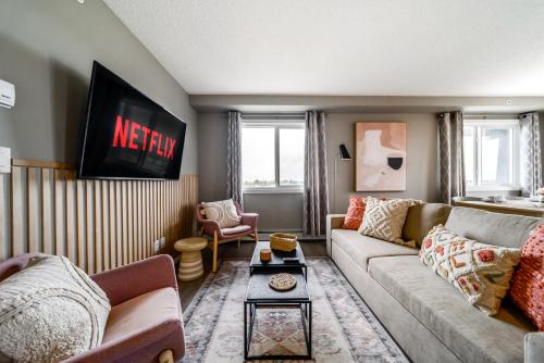 Peaceful Oasis Condo, AC, Top Floor, Secure UG Parking, Balcony, King Bed!, Edmonton