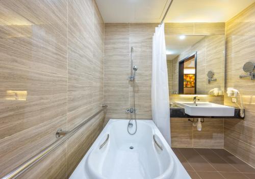 Bathroom, Greystone Centrestage PJ near LRT Train Station - Asia Jaya