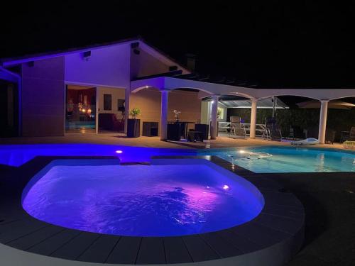 B&B Narrosse - Villa Sany:10 Pers Maison 200m2 piscine , jacuzzi - Bed and Breakfast Narrosse