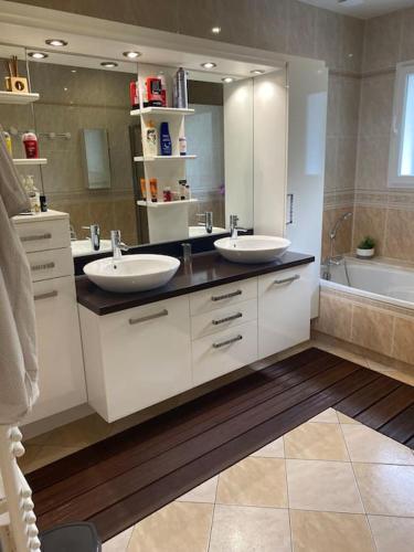 Villa Sany:10 Pers Maison 200m2 piscine , jacuzzi in 納羅塞