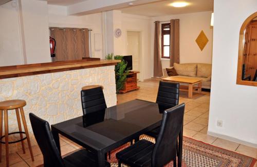 Zentral und großzügig Wohnen - Smart-TV mit streaming Apps - 1 bis 4 Personen - Küche mit Bar - kostenlose Parkzone in Mörlenbach, Deutschland