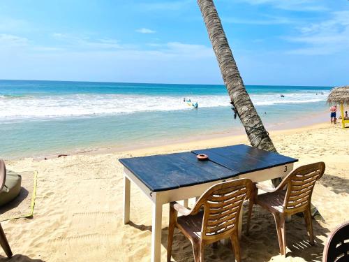 Beach, Harmony Guest House & Top Secret Beach in Hikkaduwa