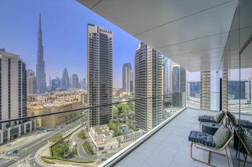 Maison Privee - Luxury Apt with Burj Khalifa Vw & Dubai Canal Access, Dubai