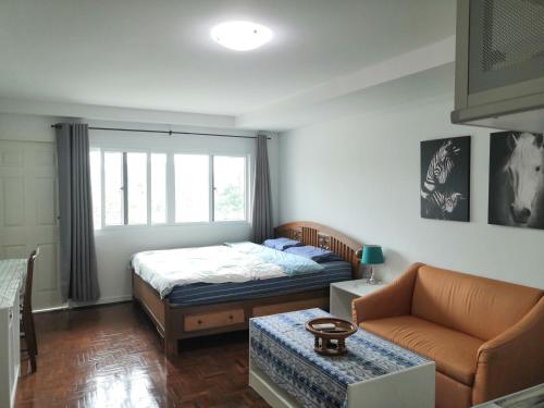 26 condo with pool opposite the train station, near old city and Nimman 26 condo with pool opposite the train station, near old city and Nimman