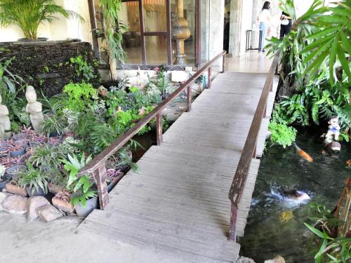 26 condo with pool opposite the train station, near old city and Nimman 26 condo with pool opposite the train station, near old city and Nimman