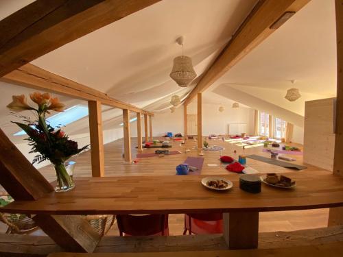 Koplietošanas atpūtas telpa ar TV, Allgäu Ferienhof Schönberger (Allgau Ferienhof Schonberger - Nachhaltige Design Wohnungen bis 6 Personen, Indoor- & Outdoorspielpl) in Argenbuhl-Eglofs