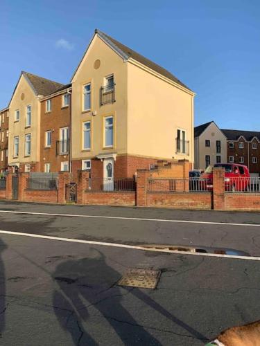 Beachfront pet friendly townhouse, Stunning views in พอร์ต เทลบอท