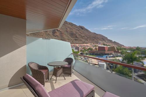 Habitación Premium con balcón y vistas a la piscina