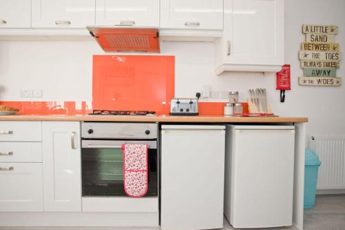 Kitchen, Hilda's Retreat Accessible wheel chair friendly with hoist near Spice of India