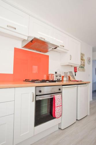 Kitchen, Hilda's Retreat Accessible wheel chair friendly with hoist near Spice of India