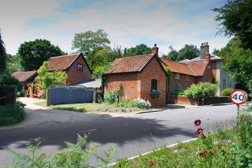 Laundry Cottage in a Nature Reserve - Sunday Times 100 coolest Cottages in Hacheston
