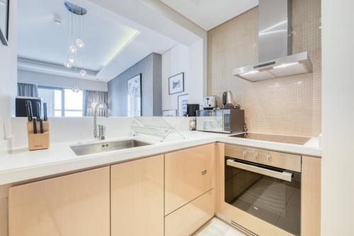 Maison Privee - Cool Dubai Apt next Burj Khalifa & Design District, Dubai (photo 8)