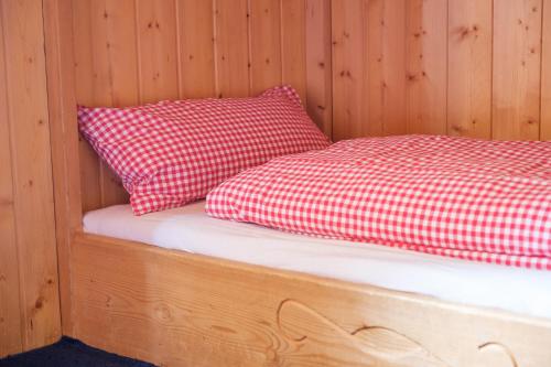 2 twin beds