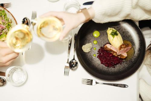 Air Hotel - image 10