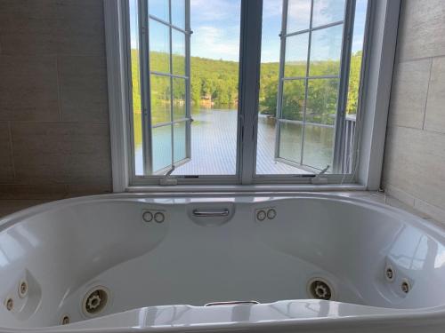Pezsgőfürdő, Large family house on the lake in Greenwood Lake (NY)