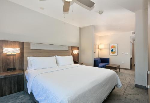 Holiday Inn Express & Suites North Dallas at Preston, an IHG Hotel