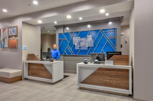 Лобби, Holiday Inn Express & Suites North Dallas at Preston By IHG in Галлерия
