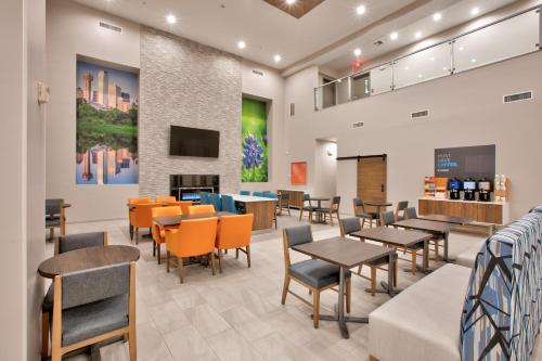 Еда и напитки, Holiday Inn Express & Suites North Dallas at Preston By IHG in Галлерия