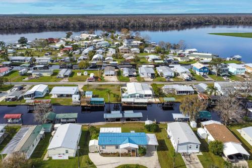Sunny Waterfront Welaka Home with Private Dock! in East Palatka (FL)